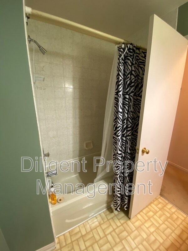 Photo du bâtiment - 1241 Huntington Cir