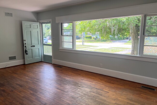 Building Photo - 2309 Camellia Dr