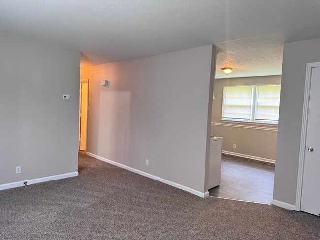 Building Photo - 322 Welchwood Dr