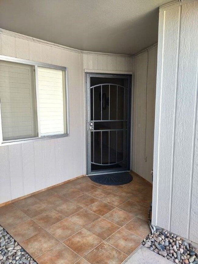 Building Photo - GREAT TOWNHOME IN YUCCA COURT-SUN CITY!!