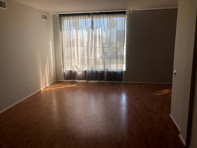 Foto del edificio - 622 S Barrington Ave