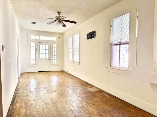 Building Photo - 303 S 21st St