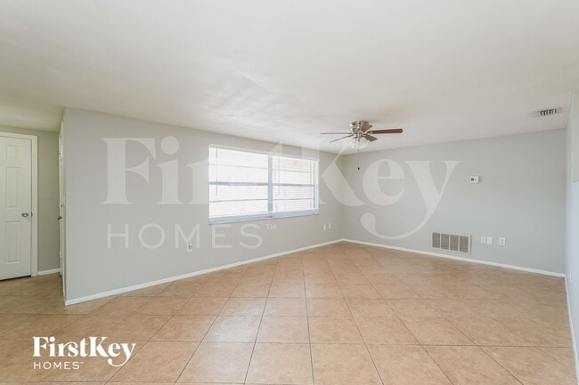 Foto del edificio - 7915 Foxbloom Dr