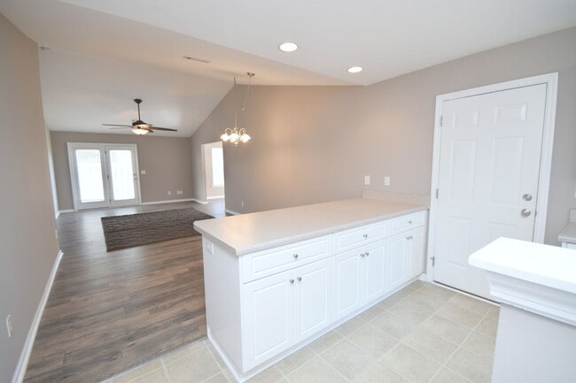 Building Photo - *AVAILABLE NOW* End Unit Town-home with Su...