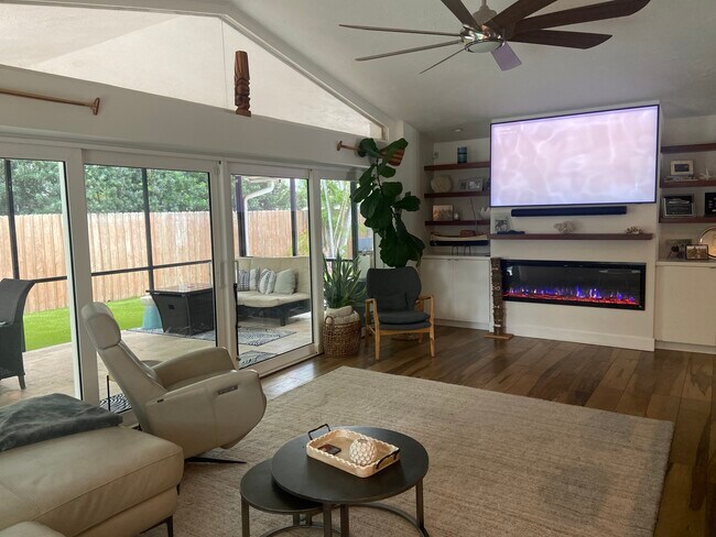 Building Photo - 3063 Diamond Head Dr E