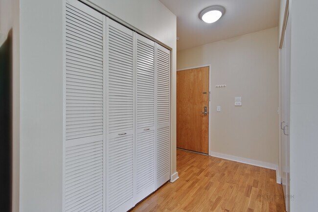 Foto del edificio - 120 N Leavitt St