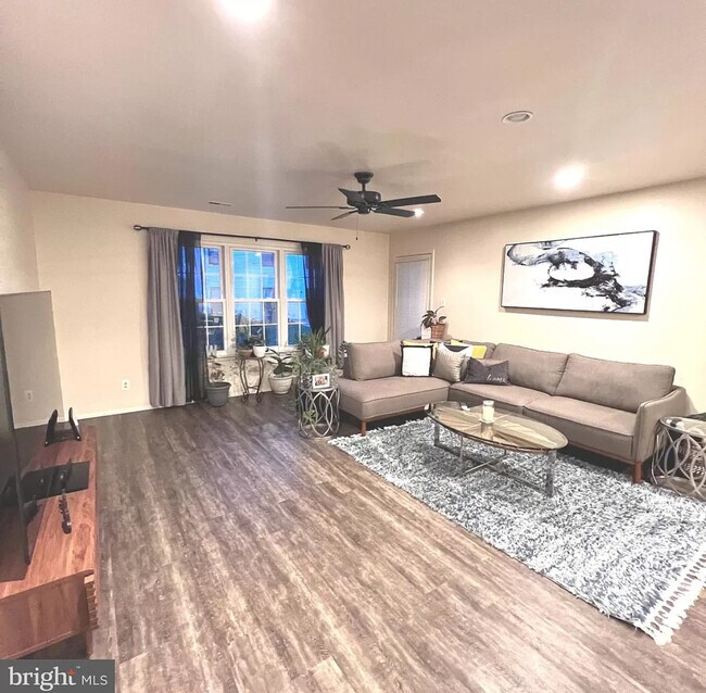 Sala de estar - 312A Mitten Ln