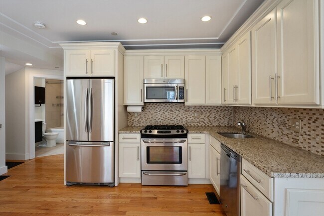 Building Photo - 105 D St