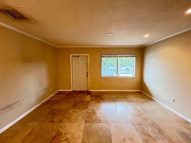 Building Photo - Perfect location in Fort Lauderdale Lovely...