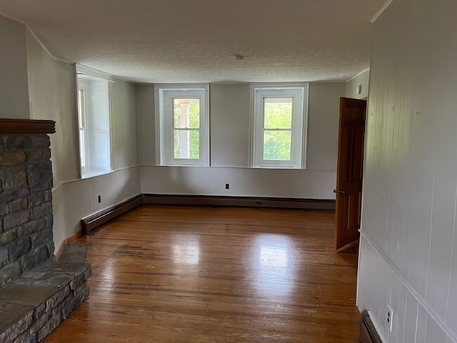 Foto del edificio - $1,500 Farmhouse Etters for Rent 4 bedroom...