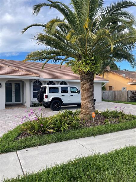 Foto del edificio - 7485 Royal Palm Blvd