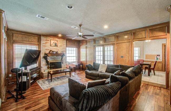 Building Photo - 18307 Forest Elms Dr