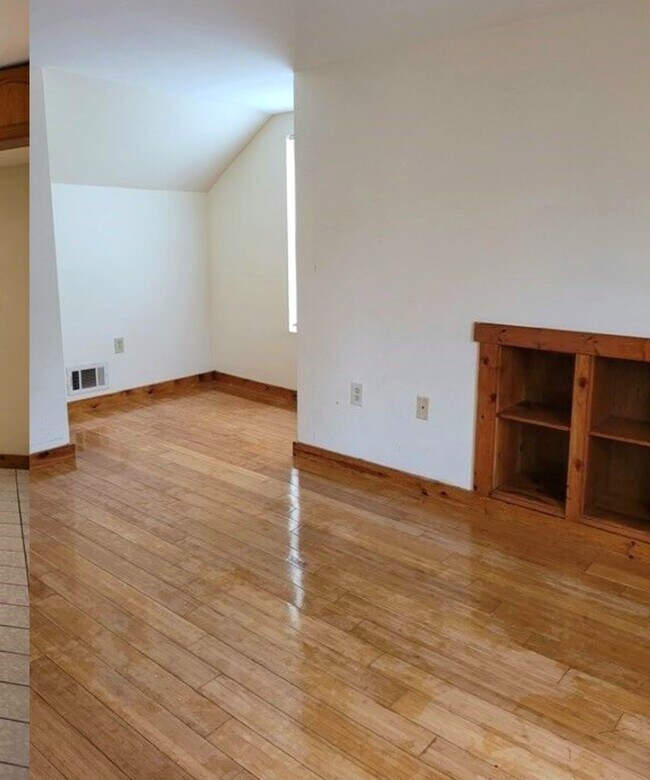 Building Photo - 10 Howe St