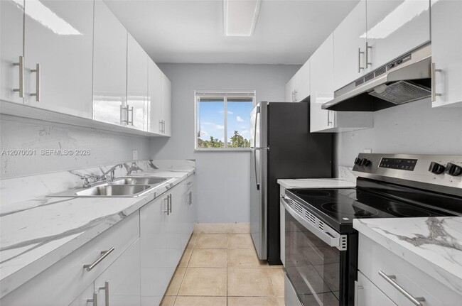 Building Photo - 2201 Catherine Dr