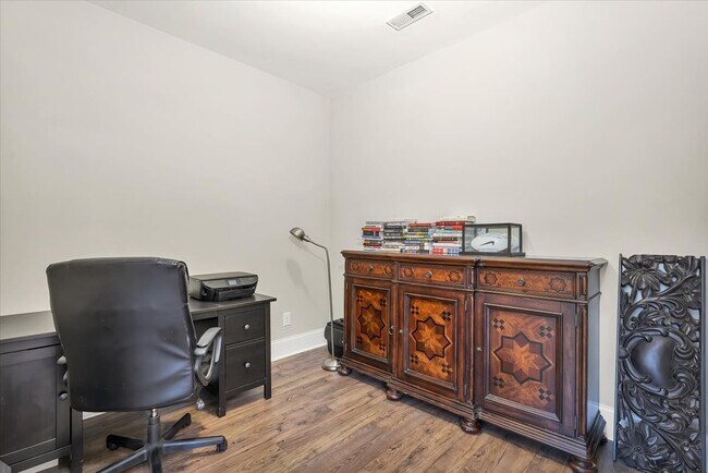 Foto del edificio - 204 Holly Springs Ct