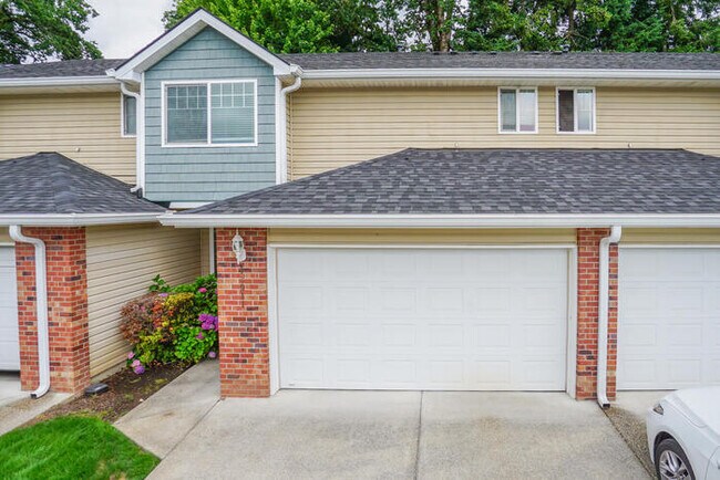 Foto del edificio - THREE BEDROOM TOWNHOME WITH GARAGE ACROSS FROM SHOPPING AND DINING