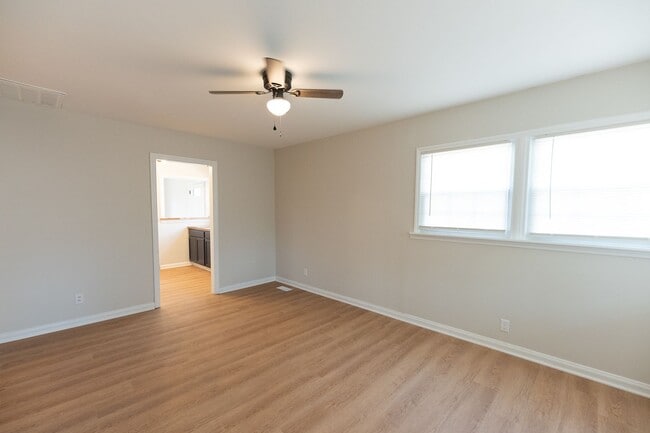Foto del edificio - Updated 3 Bed 2 Bath Home in Greensboro