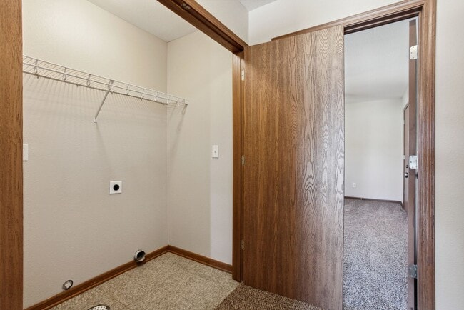 Building Photo - Spacious two story 3 Bedroom, 2 Baths in G...