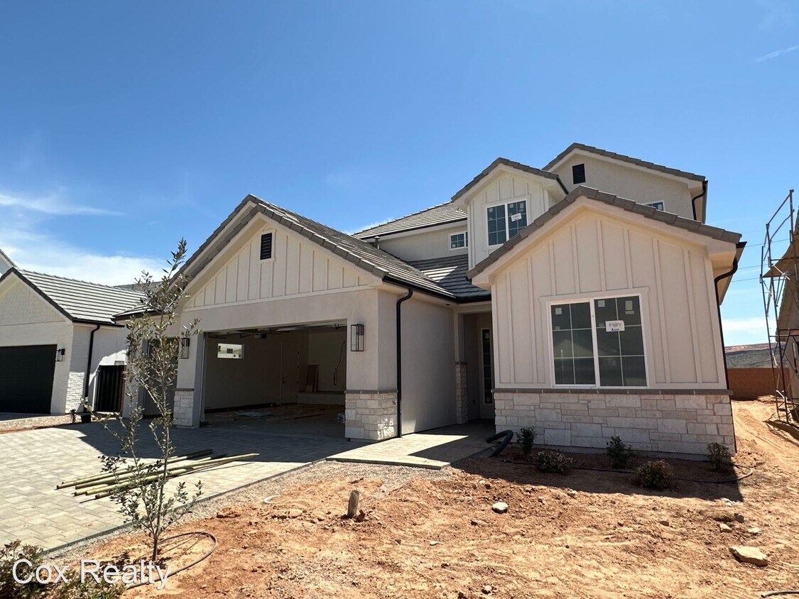 Foto principal - 4 br, 2.5 bath House - 329 S Water Course Dr