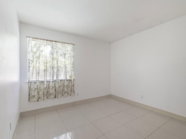 Foto del edificio - 2683 Mitchell Ave