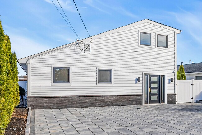 Foto del edificio - 320 Silver Lagoon Dr