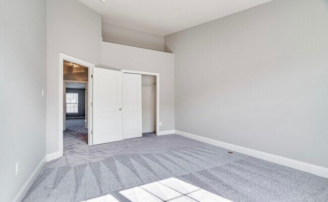 Building Photo - 8053 Gatehouse Rd
