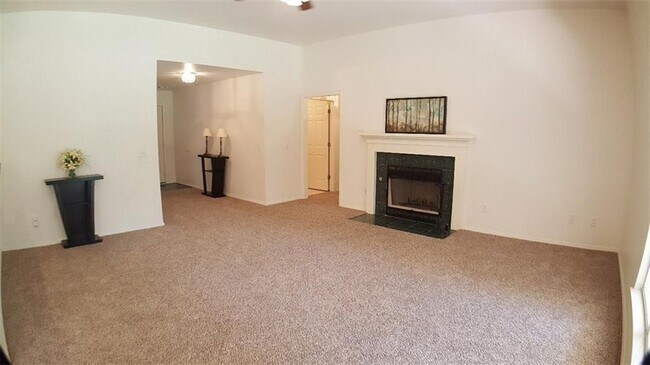 Building Photo - 2100 Silver Fox Dr