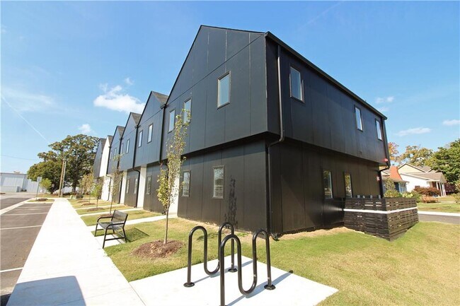 Building Photo - 600 SW 6th St