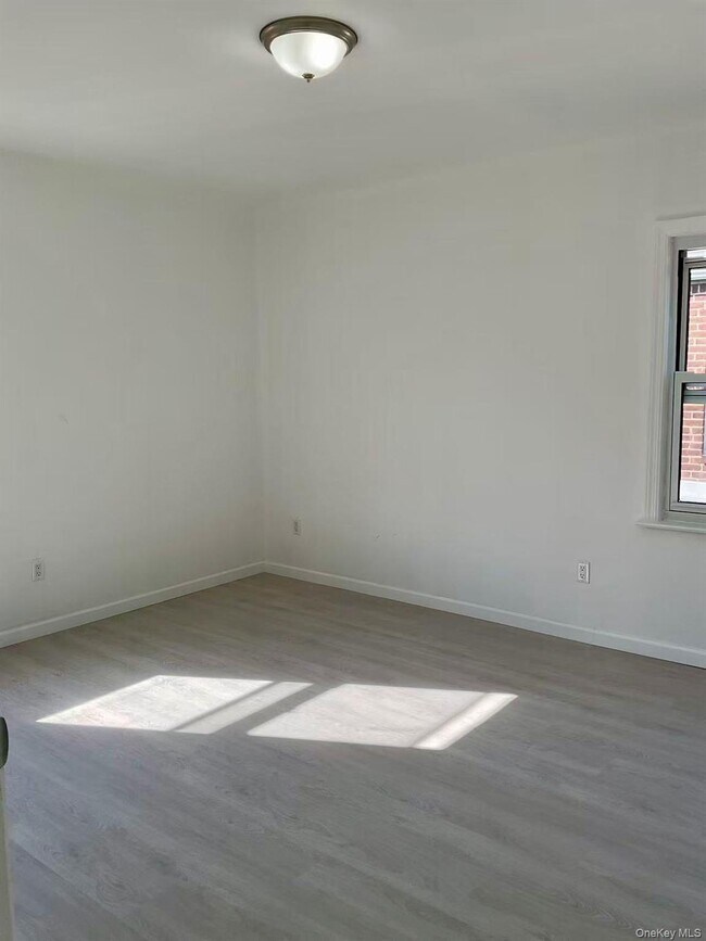 Foto del edificio - 56-44 187th St
