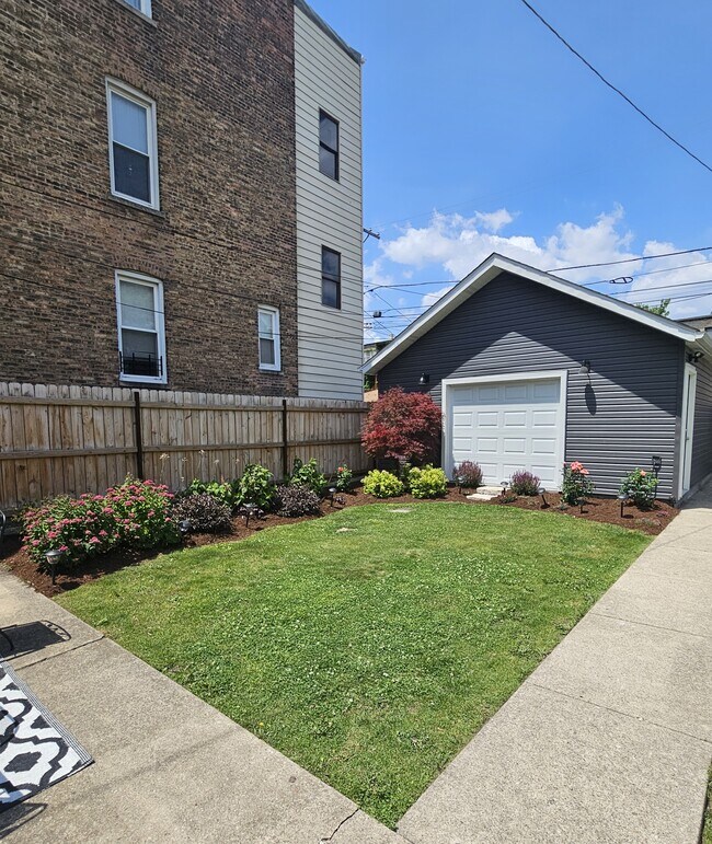 Foto del edificio - 2038 W Augusta Blvd