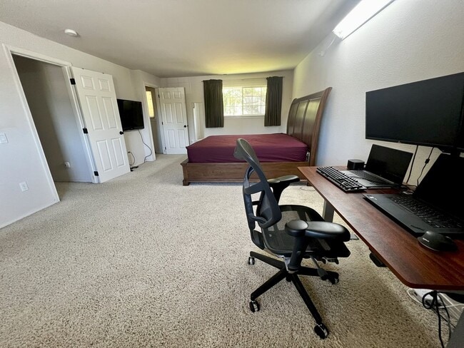 Building Photo - Well-Equipped 4 Bed 2.5 Bath Bellevue Home...