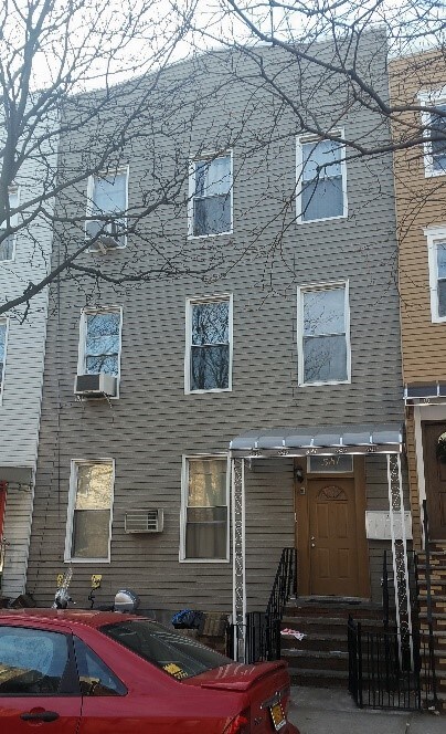 Primary Photo - 581 Leonard St
