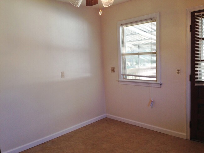Building Photo - Charming 4 Bedroom Cape in Colonial Lake N...