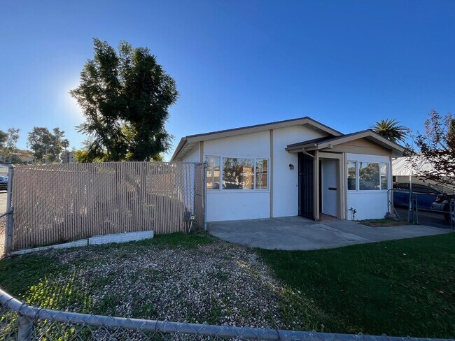 Foto del edificio - Fully Renovated Home with Large Extra Livingroom and Large Backyar