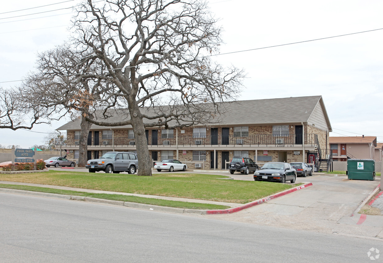 Primary Photo - Four Oaks Apts