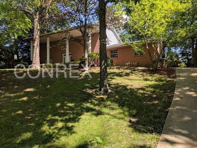 Foto del edificio - 984 Crestwood Hills Dr