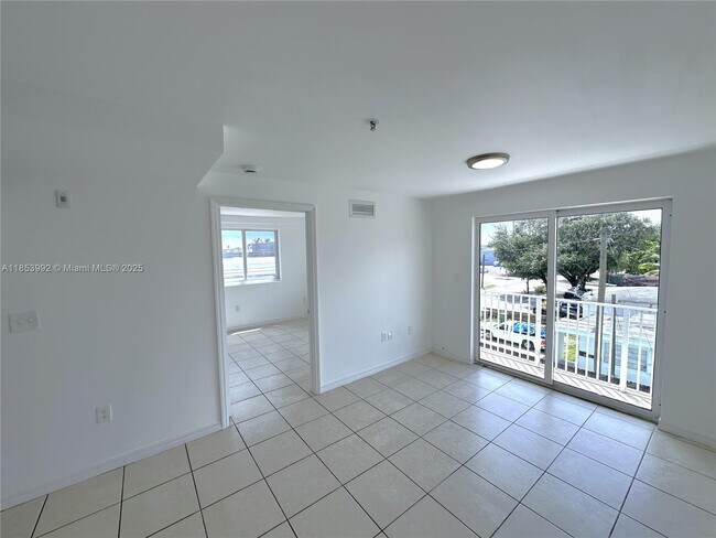 Foto del edificio - 2401 NW 23 St