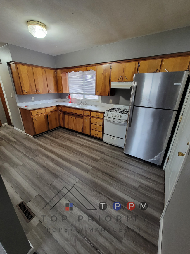 Building Photo - 1 Bedroom | 1 Bathroom Upper Unit in Water...