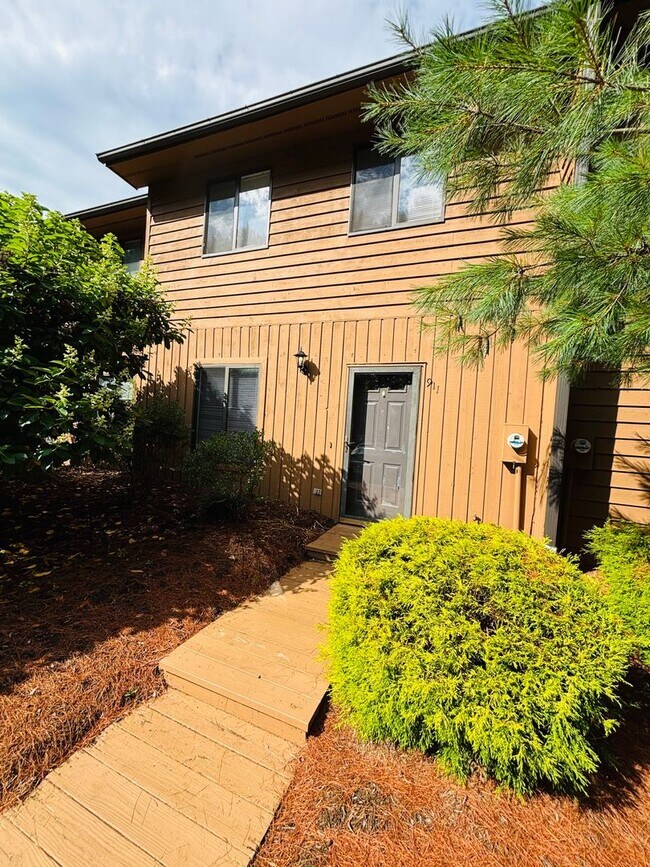 Building Photo - 911 Lora Ln