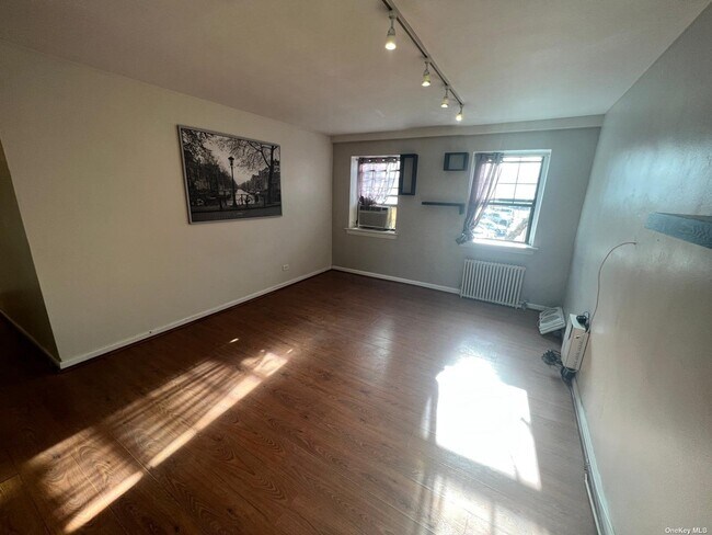 Building Photo - 147-11 79th Ave