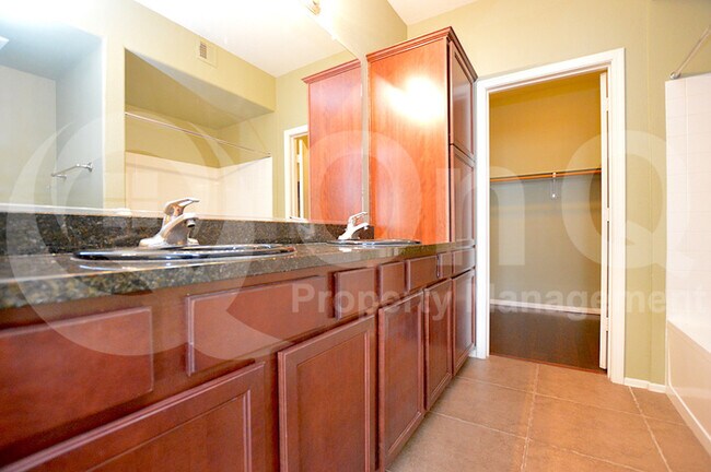 Building Photo - Move In Ready!  Gated community with pool!