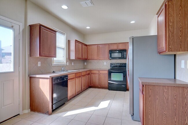 Foto del edificio - Spacious 3-2-2 Home in Lake Pointe across from Boswell High School!