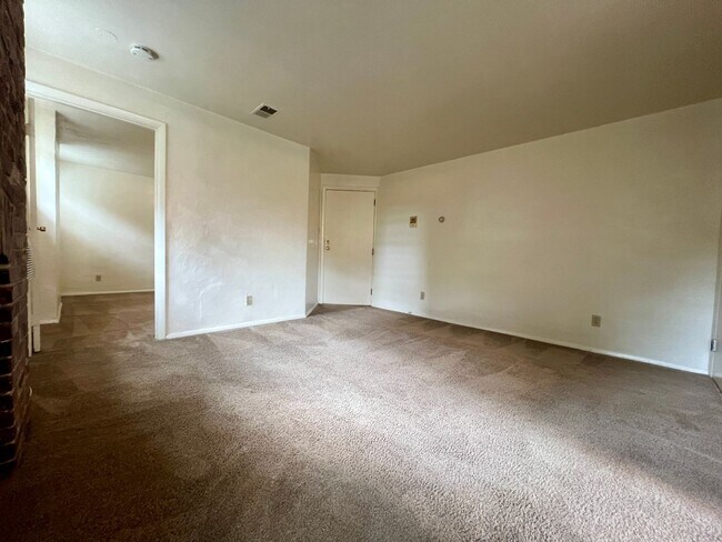 Foto del edificio - Charming One Bedroom in Oakland! Ample Natural Light! Call Today!