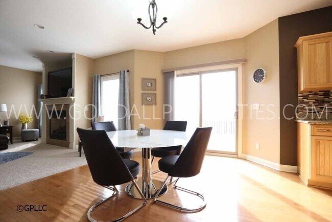 Foto del edificio - Gorgeous 3 Bedroom executive home in a pri...