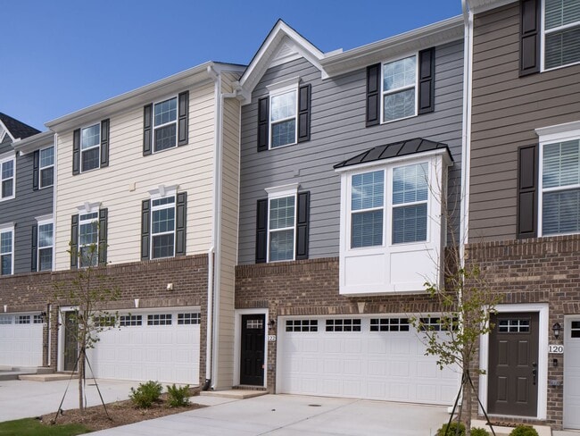 Building Photo - Creekside Commons Townhome- Available Augu...