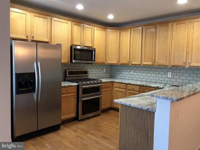 Building Photo - 1981 Logan Manor Dr