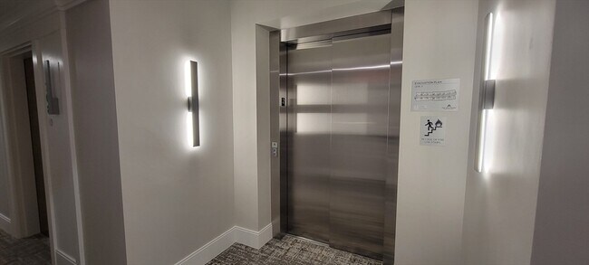 Building Photo - 425 Lagrange St