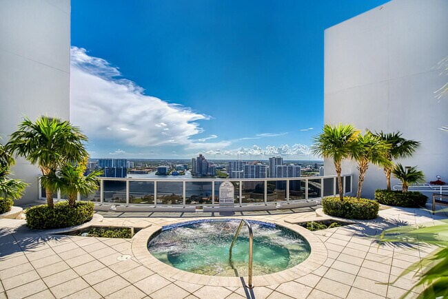 Foto del edificio - 18911 Collins Ave