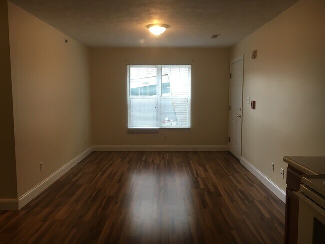 Building Photo - 102 3rd St