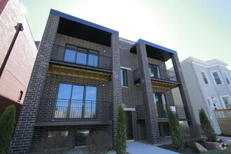 Building Photo - 4211 W Roscoe St